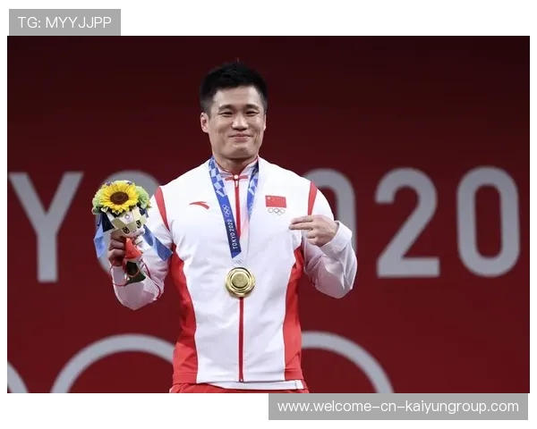 举重运动员上台前互扇巴掌“提神”